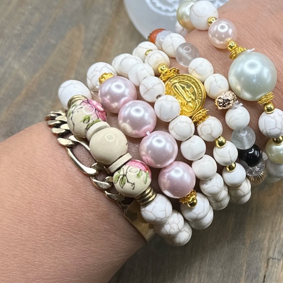 Bufalo white turquoise beaded bracelet /protection and peace - Picture 2 of 6